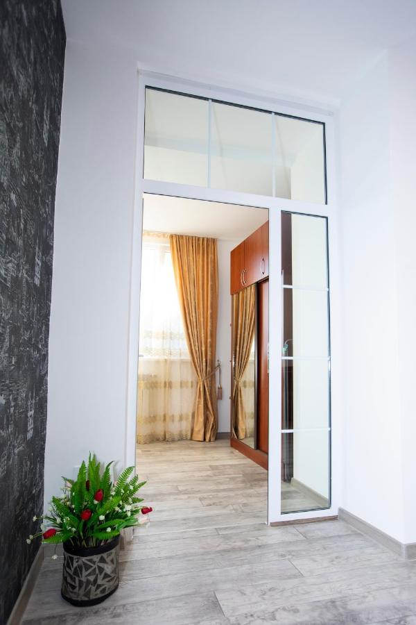 Modern Apartment In The Center With The View Of The Majestic Ararat Yerevan Bagian luar foto