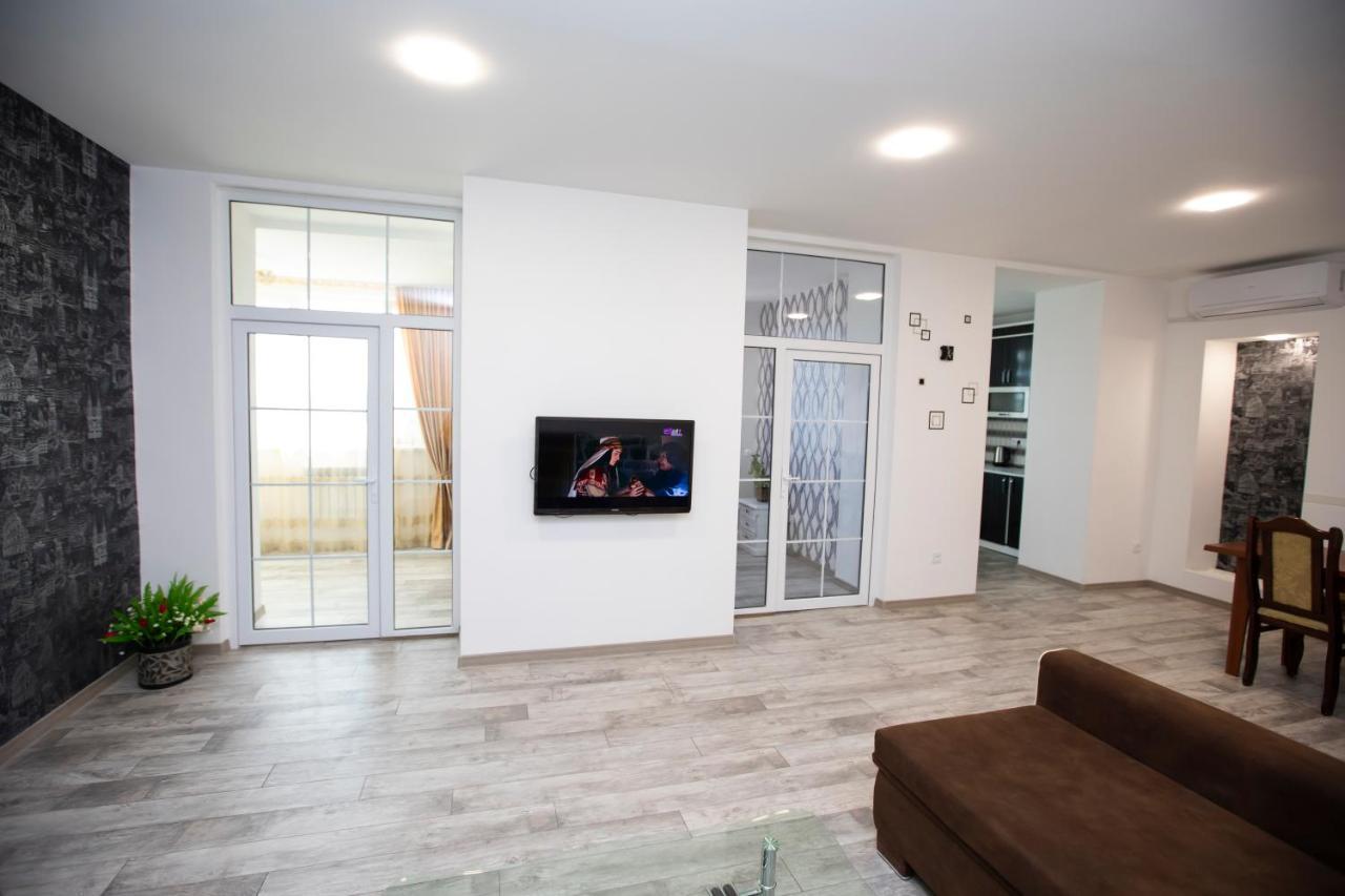 Modern Apartment In The Center With The View Of The Majestic Ararat Yerevan Bagian luar foto