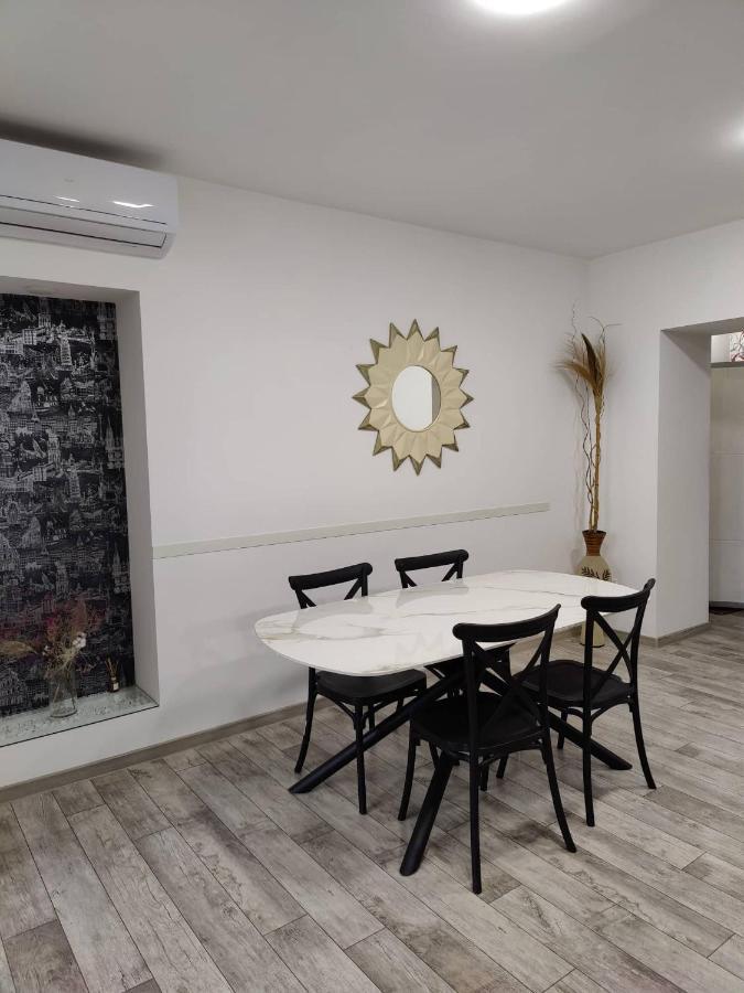 Modern Apartment In The Center With The View Of The Majestic Ararat Yerevan Bagian luar foto